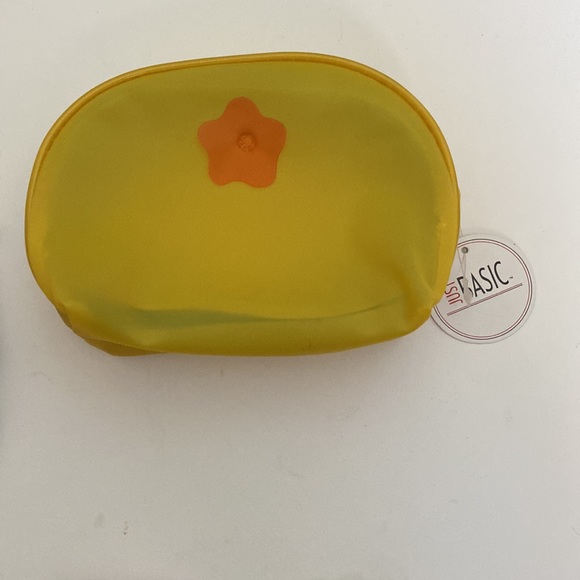 Girl’s Makeup Jewelry Gift Package - Picture 5 of 5